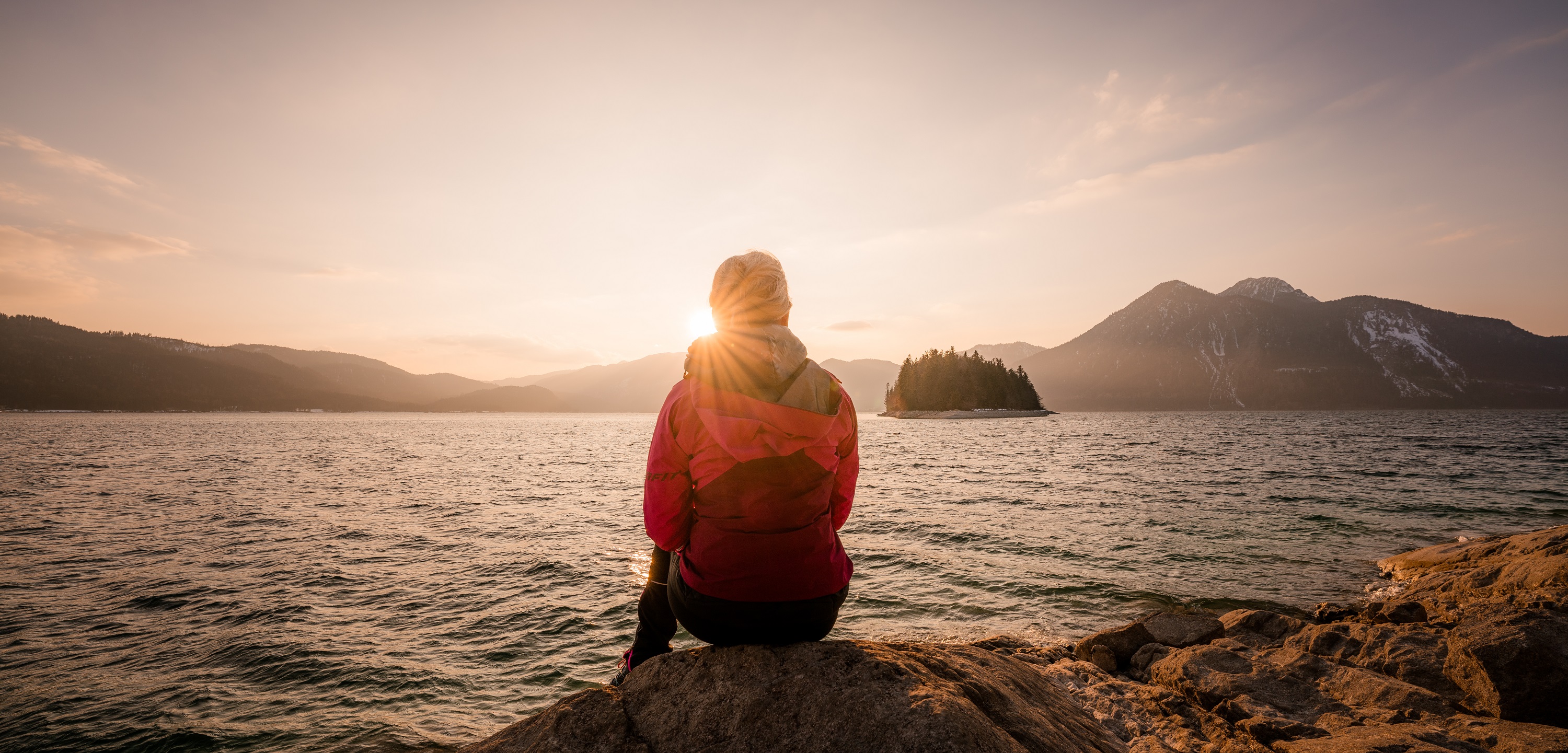 Frau am Walchensee mit Blick auf die Insel Sassau